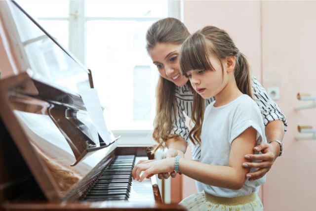 9+ Best Side jobs for Busy Moms - Teach Piano - As a busy mom you can have a side business teaching children and adults how to play piano.